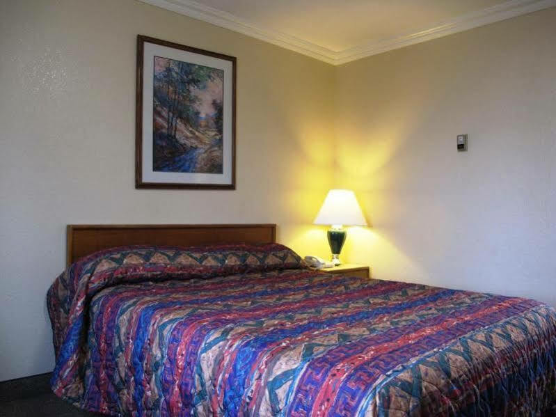 Merrill Field Inn Анкоридж Экстерьер фото