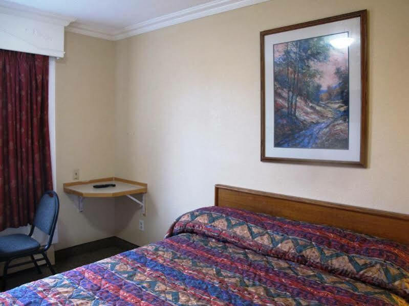 Merrill Field Inn Анкоридж Экстерьер фото